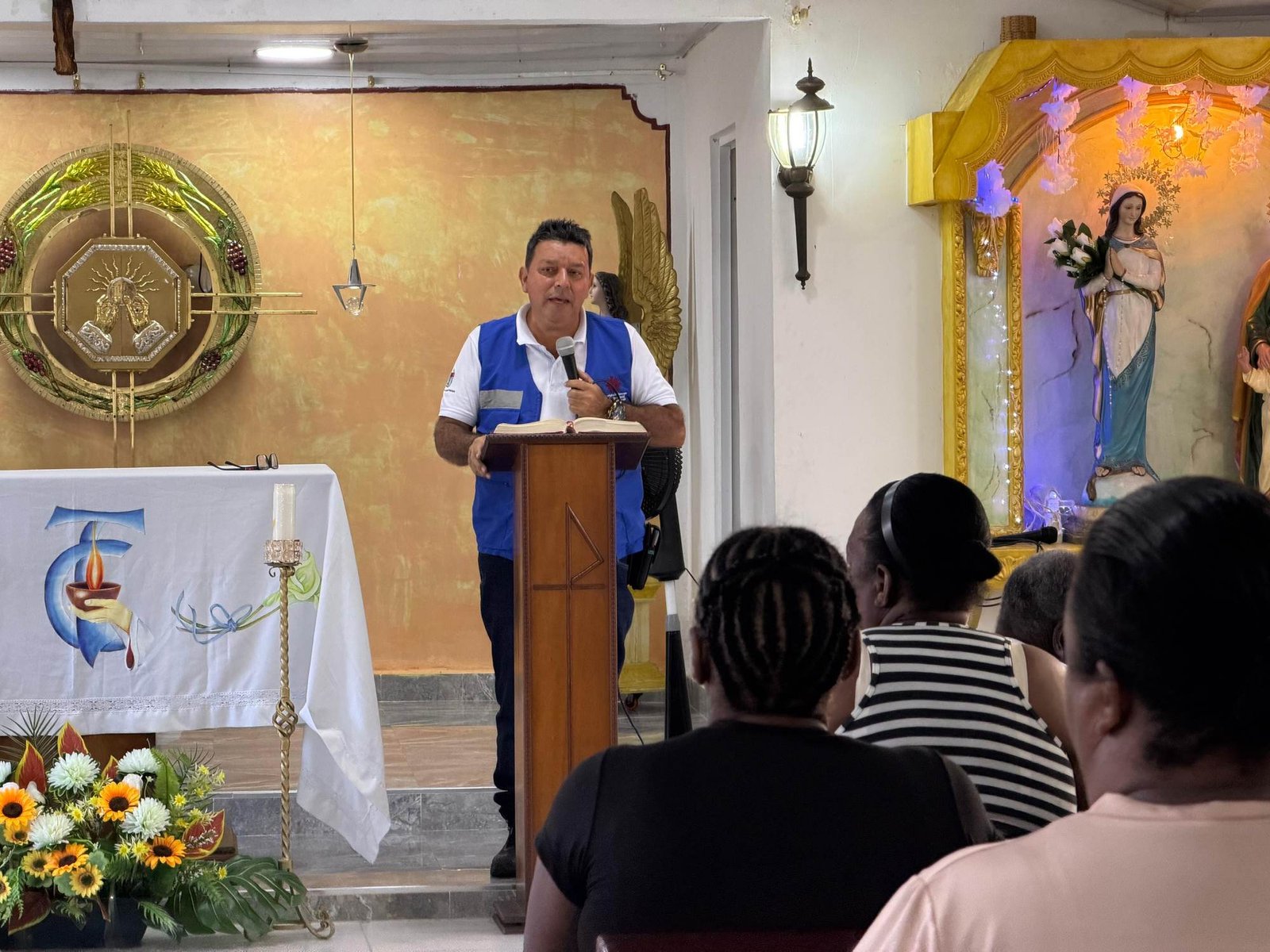 Sacerdote de la Pastoral Social celebrando una misa en la capilla de la sede