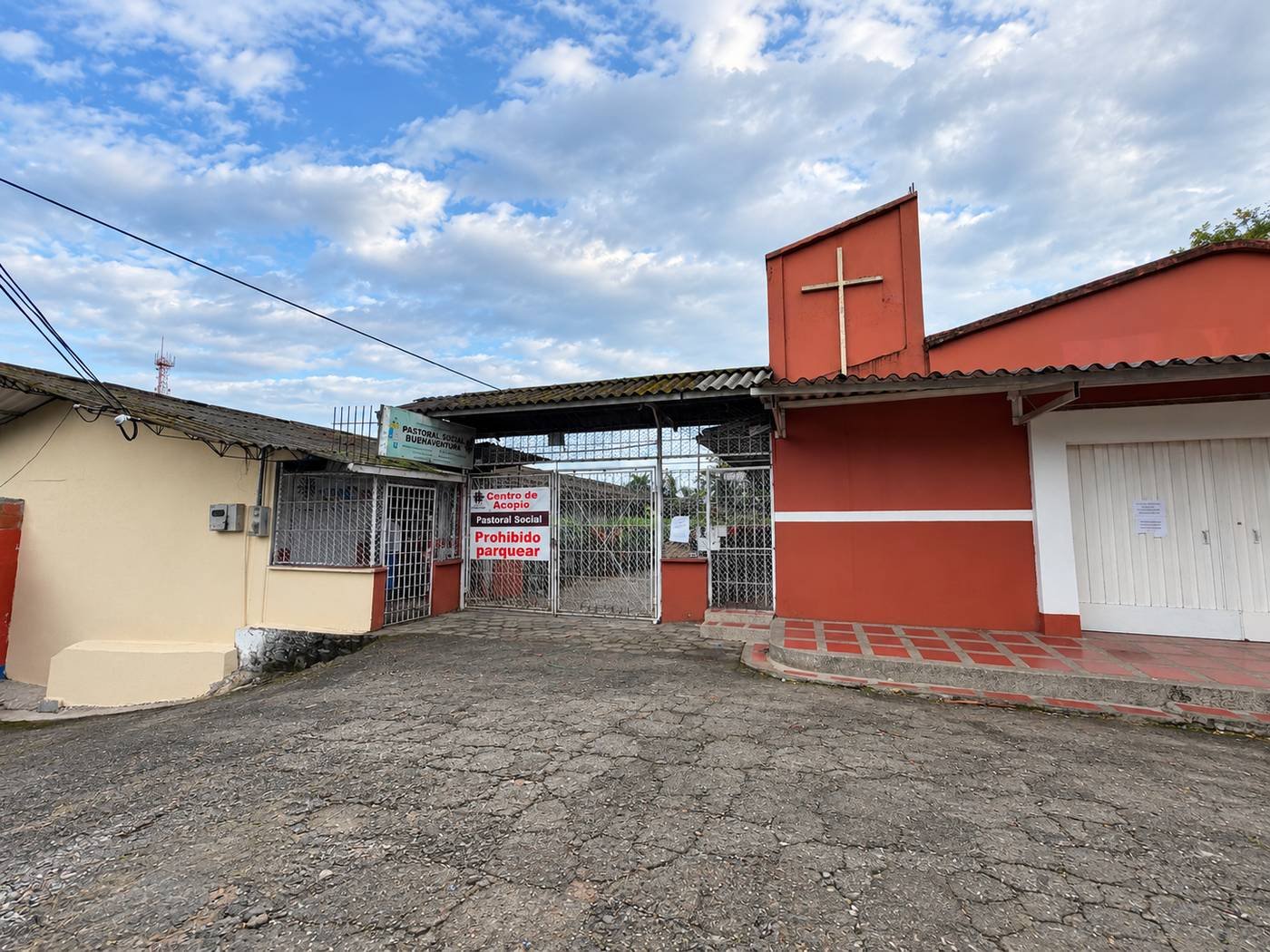 Fachada de la sede de Pastoral Social Buenaventura desde la calle