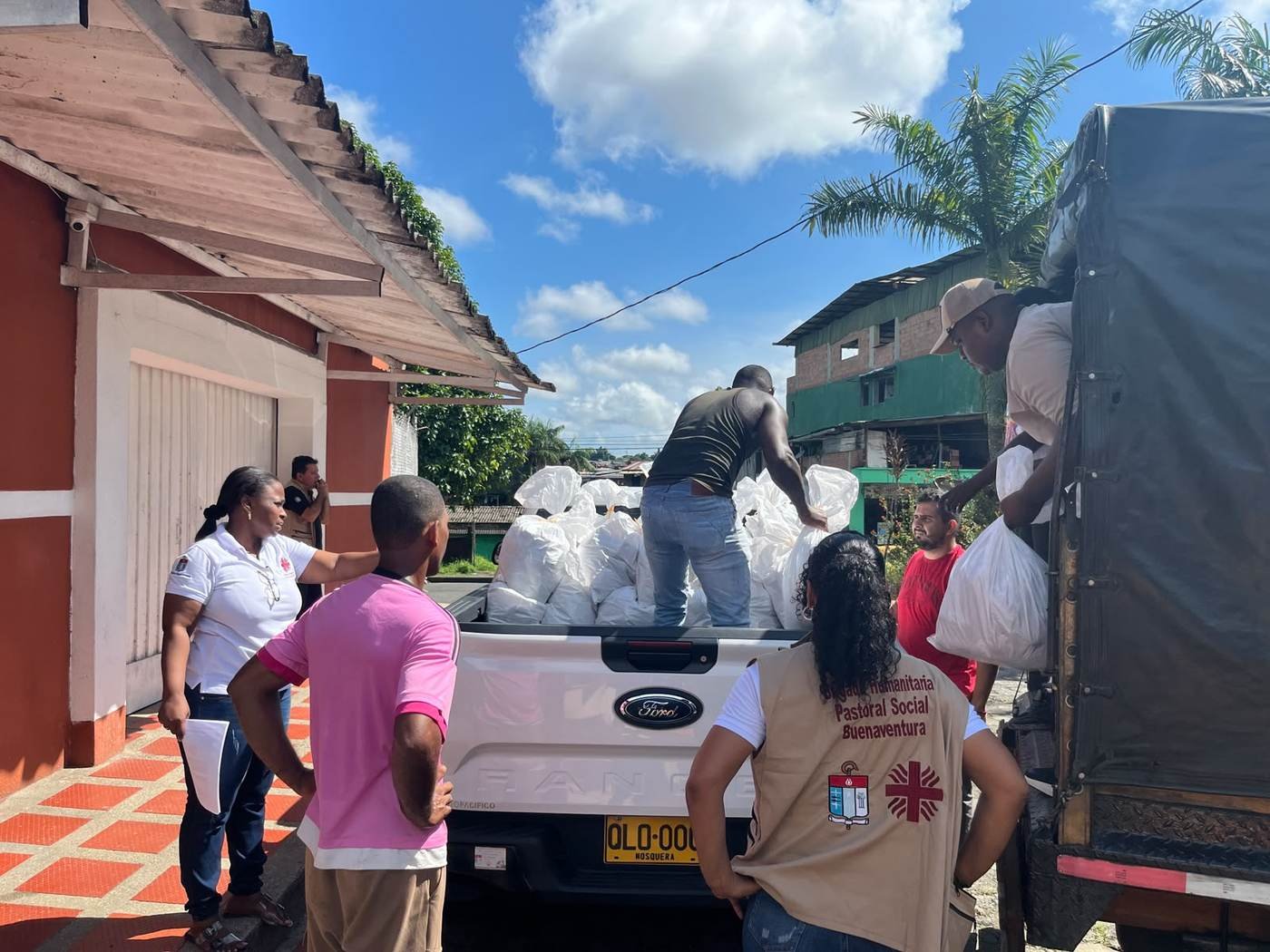 Entrega de mercados a familias afectadas