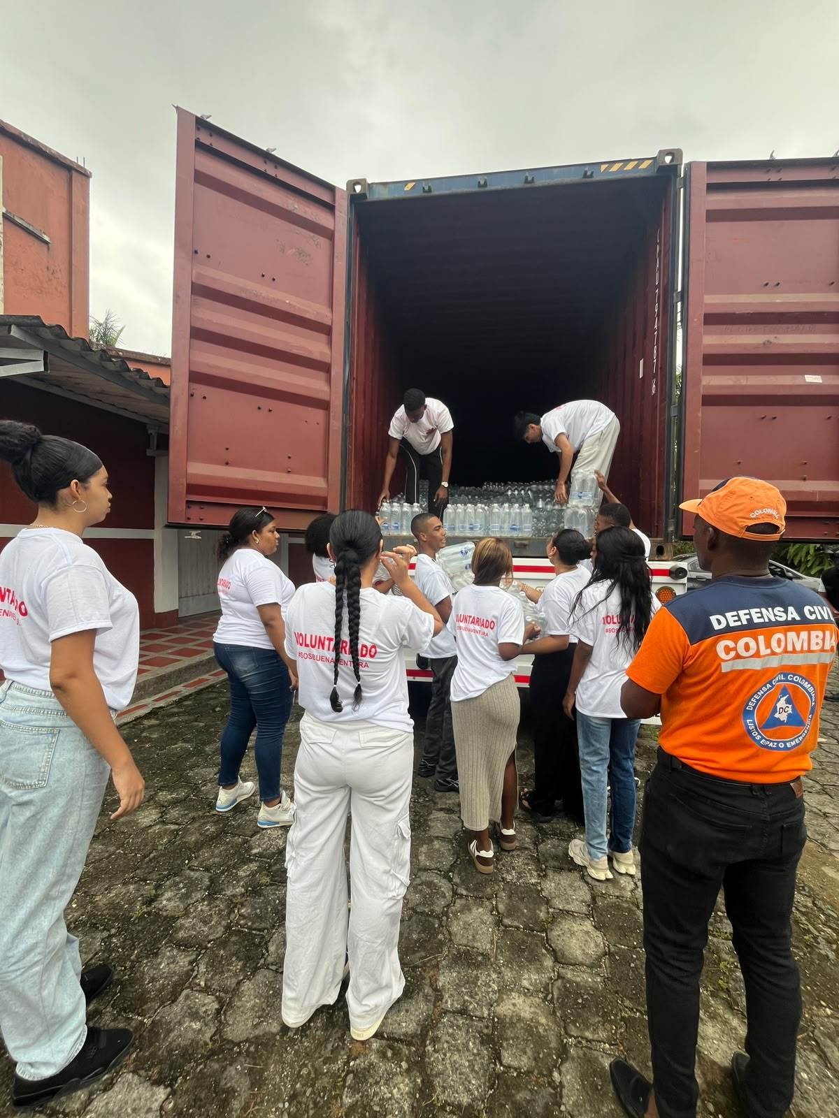 Voluntarios de la Defensa Civil apoyando la descarga de ayudas